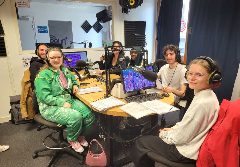 Enregistrement de la série dans les studios de radio Prun'