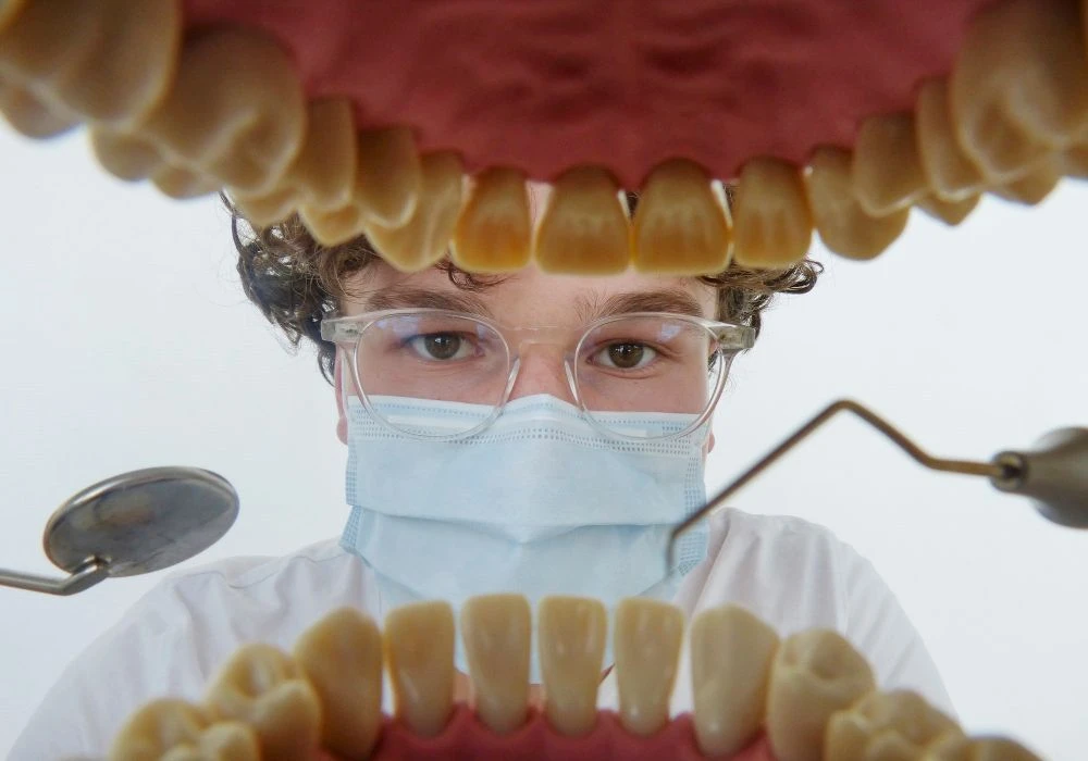 « A travers le masque », une exposition d’étudiant·es en Odontologie